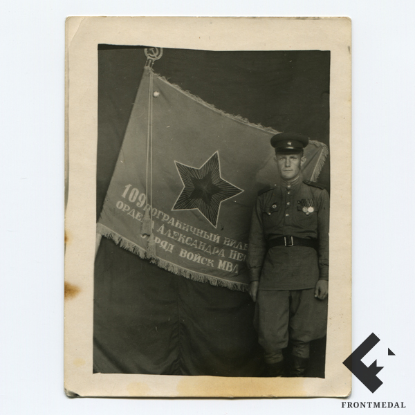 Военнослужащий и знамя Виленского отряда войск МВД