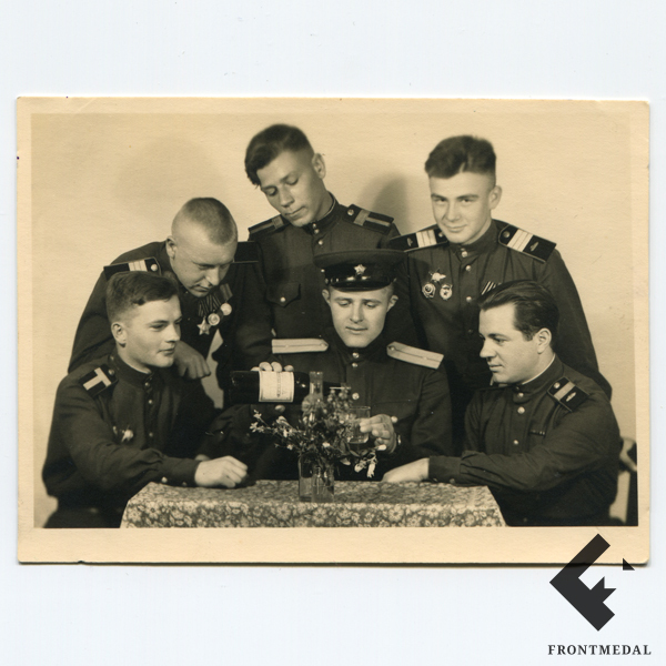 Военнослужащие за столом 1944 картинка