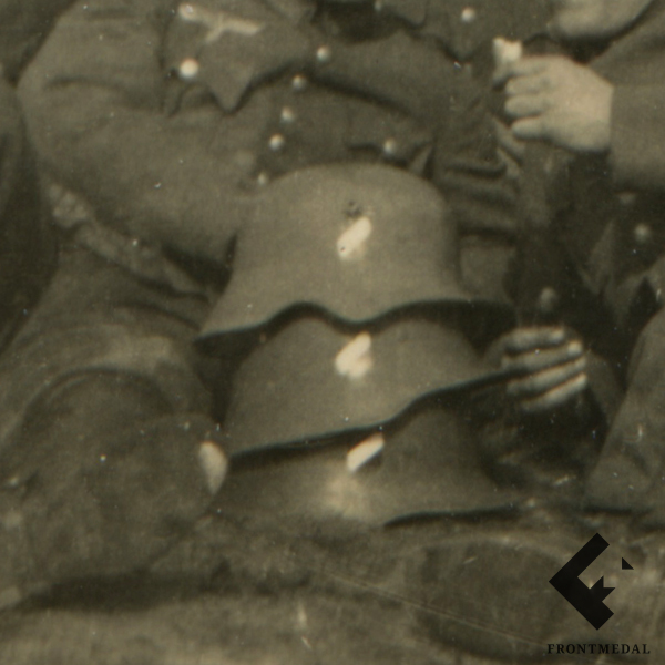Военнослужащие Вермахта со стопкой стальных шлемов