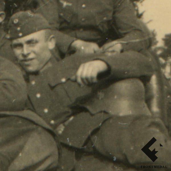 Военнослужащие Вермахта со стопкой стальных шлемов