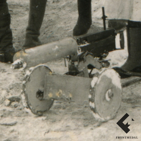 Солдаты Вермахта в зимнем камуфляже с пулеметом Максим