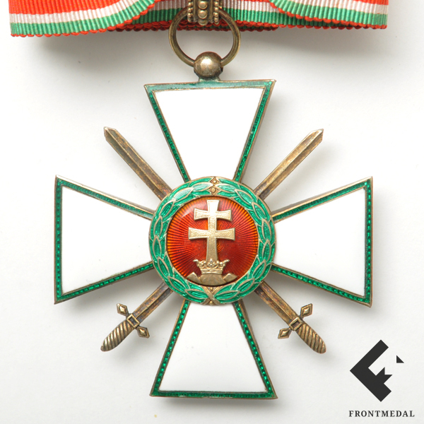 Командорский крест Ордена заслуг с мечами в футляре