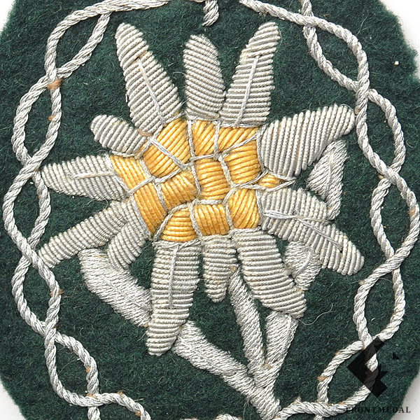 Эмблема на китель командного состава горнострелковых частей 