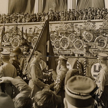 Освящение штандартов СА знаменем крови (Нюрнберг, 1933 г.)