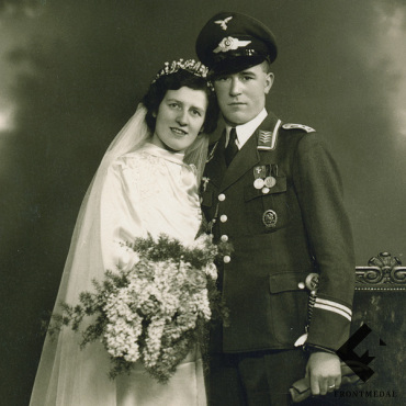 Свадебное фото военнослужащего с мечом Люфтваффе