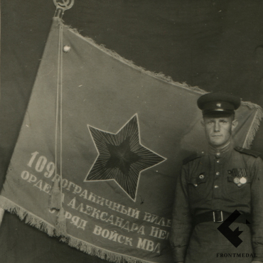 Военнослужащий и знамя Виленского отряда войск МВД