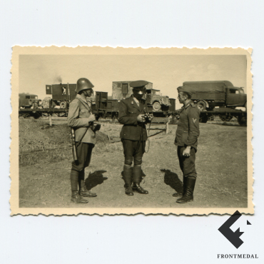 Военнослужащие на фоне эшелона с техникой картинка