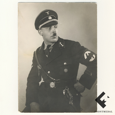 Унтерштурмфюрер в черной форме с парадным кинжалом обр. 1933 г.