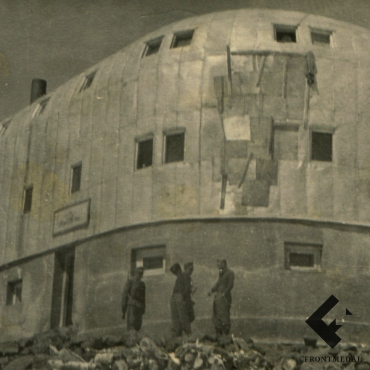 Солдаты Вермахта на фоне "Приюта 11" (Кавказ, Эльбрус)