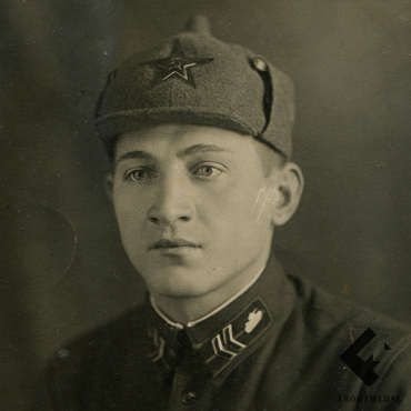 Портретное фото танкиста погранвойск НКВД в буденовке