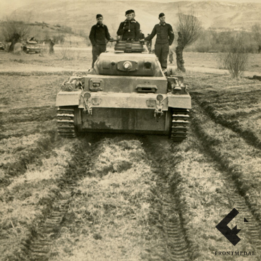 Большая фотография танка с экипажем на броне в поелвых условиях