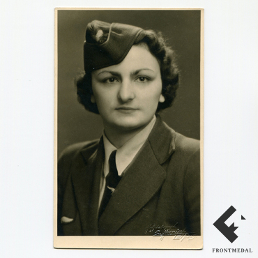 Студиное фото военнослужащей Помощницы Люфтваффе