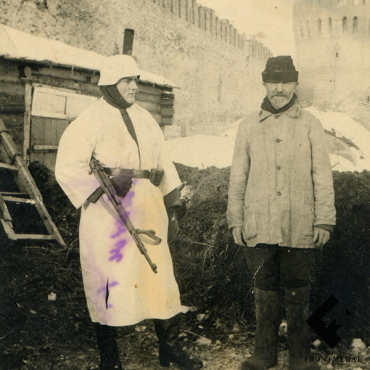 Германский часовой и местный житель у стен Смоленского кремля