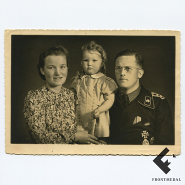 Танкист Вермахта в черной куртке первой модели с кантом