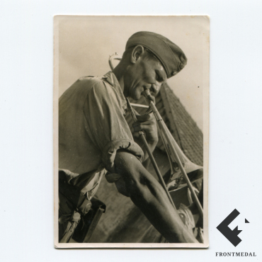 Военнослужащий Люфтваффе играет на трубе