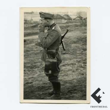 Офицер Вермахта с MP-40 и трофейным планшетом РККА