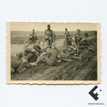 Пехота Вермахта на привале во время марша (Восточный фронт)