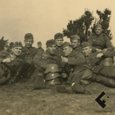 Военнослужащие Вермахта со стопкой стальных шлемов