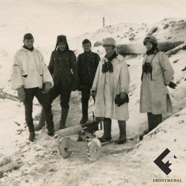 Солдаты Вермахта в зимнем камуфляже с пулеметом Максим