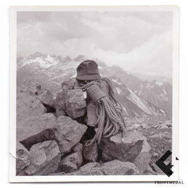 Снаряжение горных стрелков Вермахта на фоне гор Кавказа