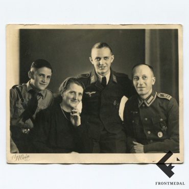 Студийное фото семьи военнослужащего с детьми