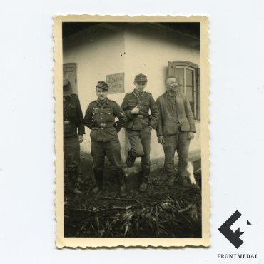 Военнослужащие дивизии Великая Германия и местный житель