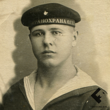 Матрос в бескозырке "ПОГРАНОХРАНА О.Г.П.У." (Феодосия, 1934 г.)