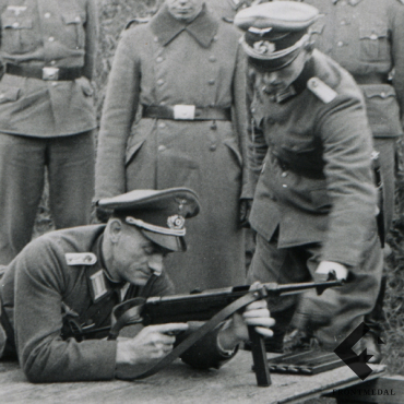 Фотография: военнослужащие за испытаниями нового оружия