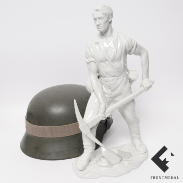 Фарфоровая фигура "Солдат за работой"