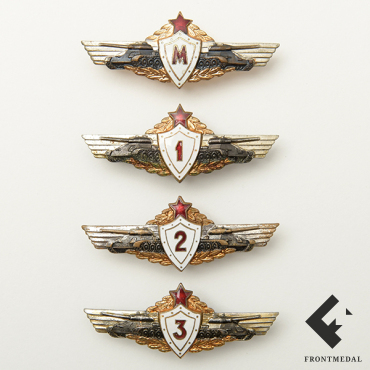 Лот: знаки классности личного состава бронетанковых войск, 1954 г.