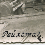 Советский военнослужащий на развалинах Рейхстага (27.5.1945)