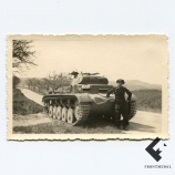 Фотография немецкого танка Т-2 с танкистом в берете